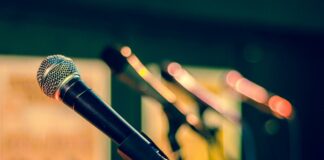 Versículos sobre cantar, música, microfone - Reprodução Pixabay