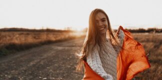 Devocional versículos sobre autoestima feminina A Mulher Virtuosa versículos sobre novidade de vida - Reprodução Canva mulher cristã