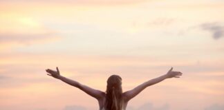 Devocional Versículos de agradecimento a Deus pelas bençãos palavra para culto de ação de graças versículos da bíblia sobre gratidão louvores de gratidão pessoa gratidão salmos de agradecimento a Deus gratidão- Reprodução Canva filhos de Deus versículos músicas de ação de graças gospel