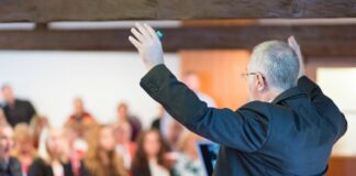 Pregação na igreja versículos para abertura de culto - Reprodução Canva
