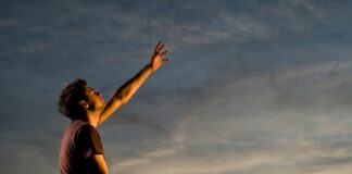 Clamor pessoa orando devocional versículos sobre clamar a Deus - Reprodução Canva