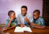Versículos sobre educar os filhos versículos sobre honrar os pais Versículos sobre ensino pai e filhos evangelizar abençoar os filhos devocional versículos sobre educação / Reprodução Canva