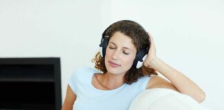 pessoa mulher ouvindo música calma músicas gospel hinos evangélicos antigos músicas gospel antigas, louvores antigos inesquecíveis - Reprodução Canva